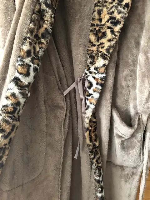 NEW Glamourous Designer Housecoat Shawl Collar Animal Print Robe63234526077185124
