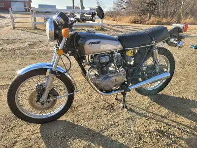 Classic bike in great running condition. • Carbs just rebuilt • New fuel system • Freshly stitched s...