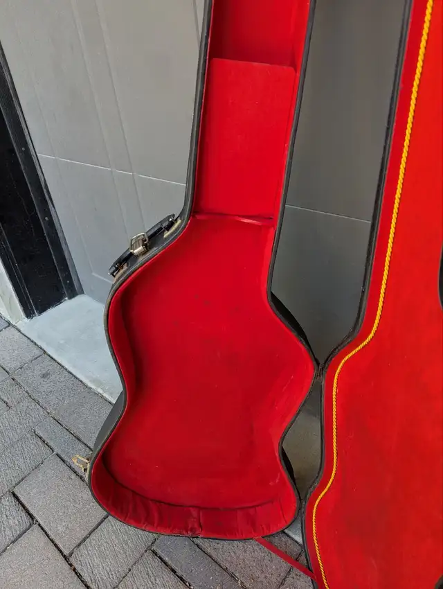 Vintage Hardshell Guitar / Bass Case in Guitars in Markham / York Region - Image 7
