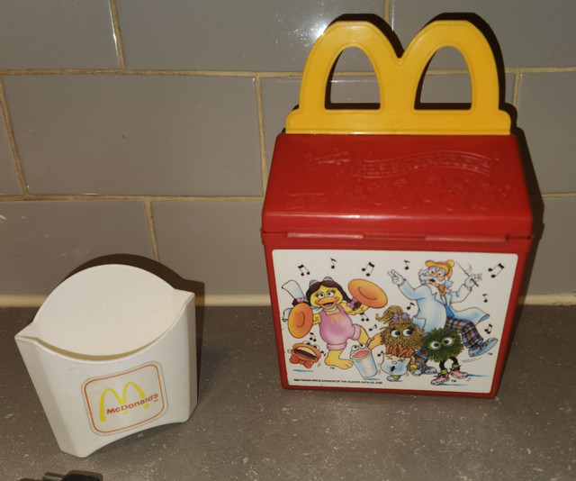 VINTAGE MCDONALD'S PLASTIC HAPPY MEAL BOX & TRUCK in Arts & Collectibles in City of Toronto - Image 2