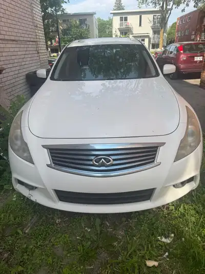 Belle voiture a vendre, elle roule très bien sans problème, voir photos n'hésite pas a demander si q...