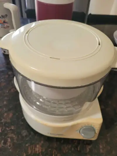 Steam your veggies to perfection with this Black and Decker Flavor Scenter Handy Steamer! It's showi...