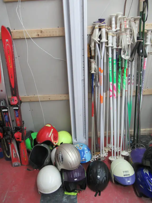 LOT de Ski Alpin, Snowblade, Bâton et Casque. in Ski in Laval / North Shore - Image 4