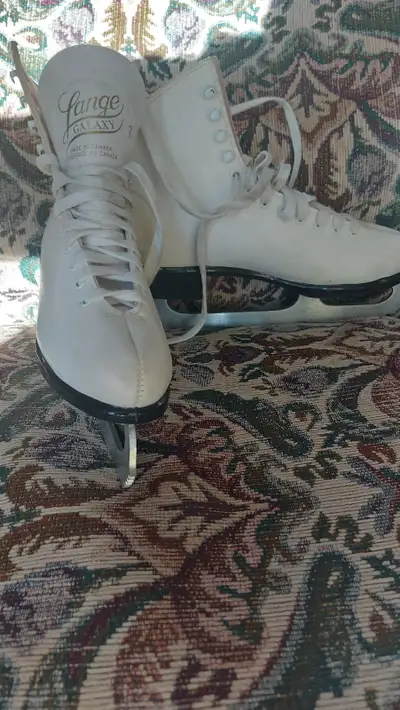 Women's skates size 7, View more