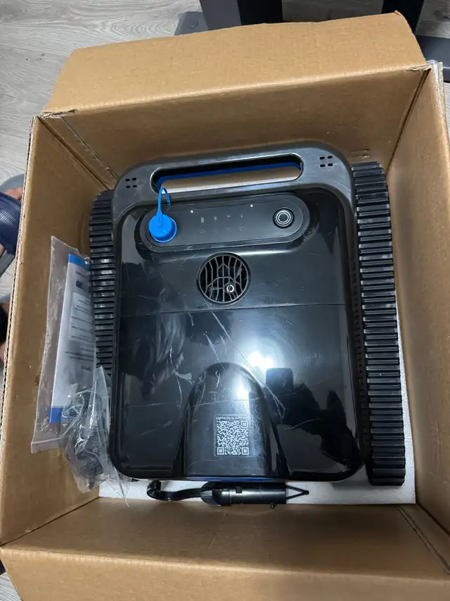 Y50S Cordless Robotic Pool Cleaner in Hot Tubs & Pools in City of Toronto - Image 3