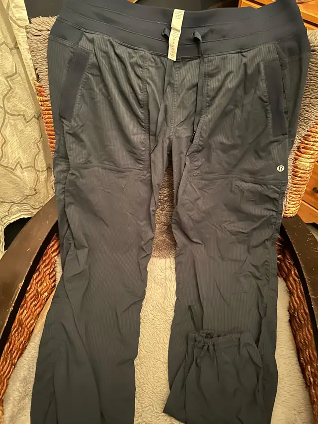 Lululemon Pants in Women's - Bottoms in Barrie - Image 2