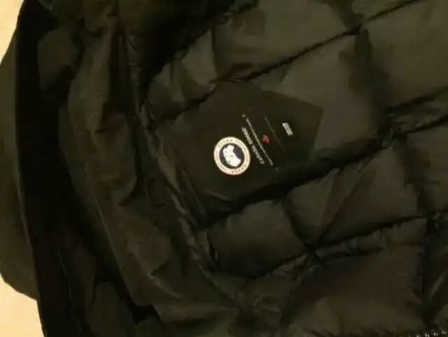 Canada Goose Parka Ladies (XS) in Women's - Tops & Outerwear in City of Toronto - Image 5