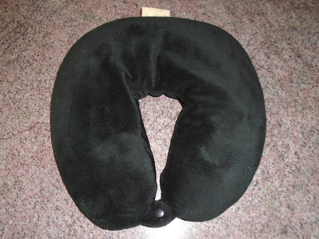 neck pillow / travel pillow in Health & Special Needs in City of Halifax