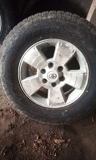 Set of 4 Toyota tires 17" aluminium rims 100 a pc