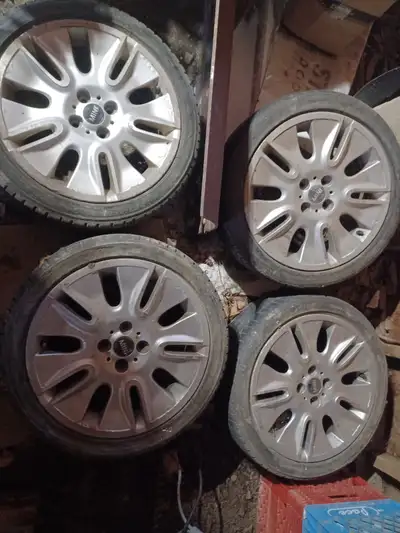 4 Mini Cooper 17 in rims ? One serviceable tire