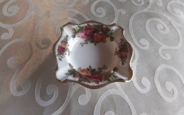 BONE CHINA TRIVET - OLD COUNTRY ROSES, ROYAL ALBERT in Arts & Collectibles in City of Toronto - Image 4