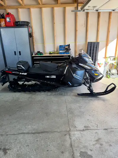 2014 SkiDoo Summit 146 Only 3,000 km. Equipped with both electric start and pull start. Comes with a...