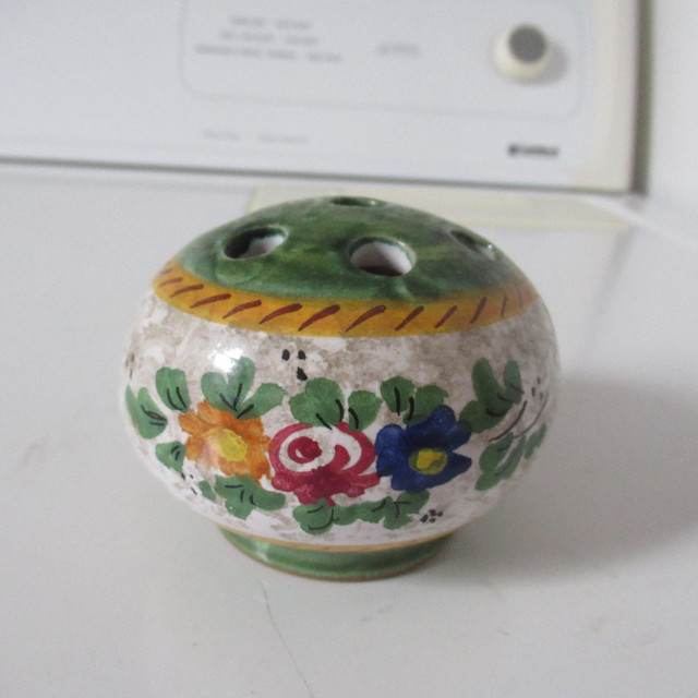 FS:   A Ceramic Flower Vase in Arts & Collectibles in City of Halifax