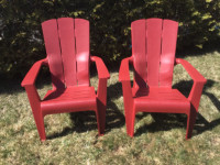 Chaises de jardin de style Adirondack de couleur rouge.