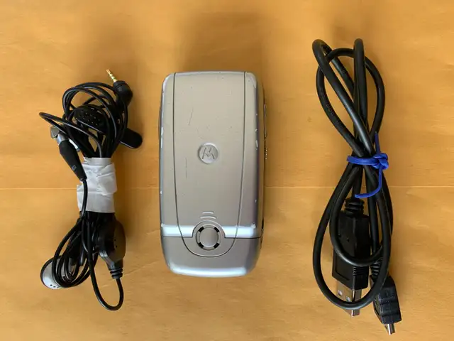 Motorola V360 Original GSM Flip Mobile Phone-Bluetooth-Unlocked in Cell Phones in City of Toronto - Image 8