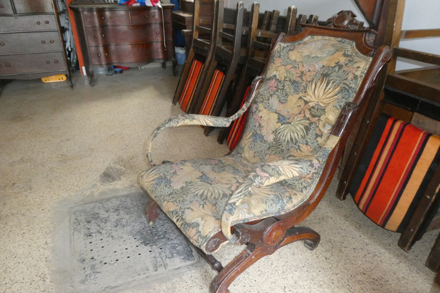 Fauteuil berçant ancien avec bois et tissus dans Art et objets de collection  à Laurentides