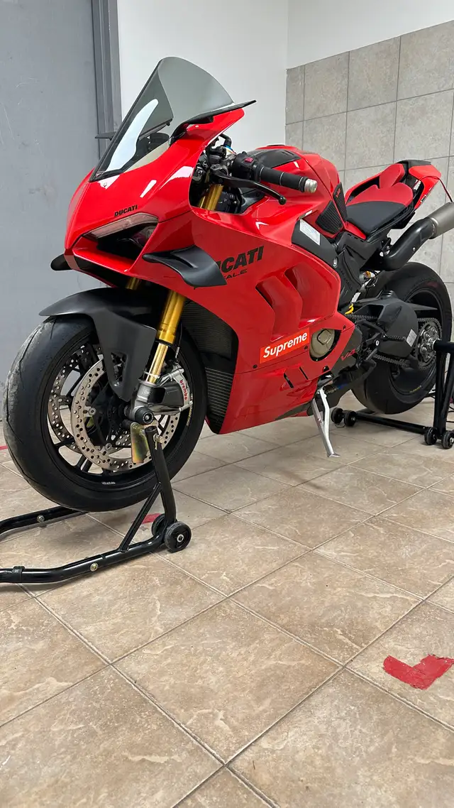 2024 panigale v4s in Sport Bikes in City of Montréal - Image 3
