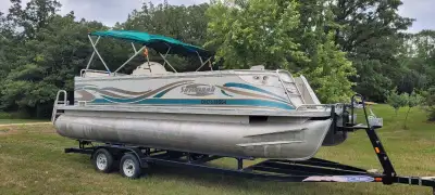 For sale is a 24' 2002 Savannah by Crest with 2015 BRP Evinrude etech motor 115 Comes with a 2015 tr...