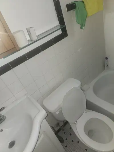 2 e étage tranquile rien inclus. Idéal pour celibataire 50 ans et plus. Beau 3.demi avec troue pour...