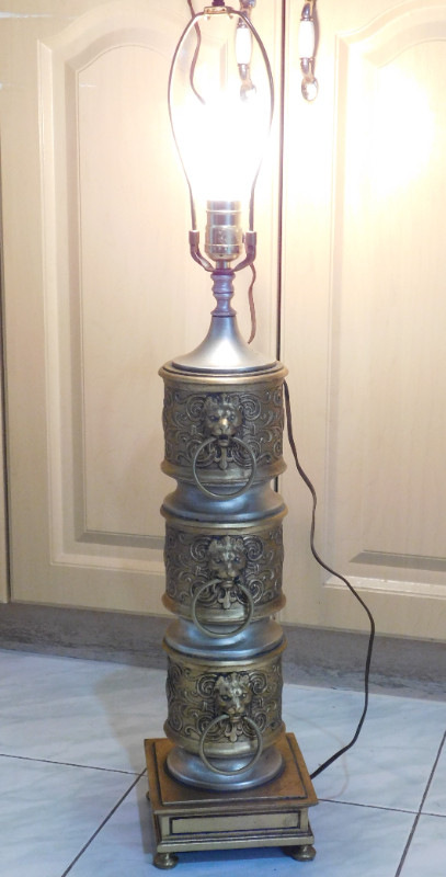Vintage lamp, 32" tall, working in Indoor Lighting & Fans in City of Toronto - Image 3