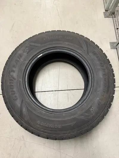 4 pneus GoodYear 265/70R17 115S de très bon état étaient installé sur jeep wrangler