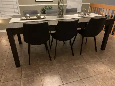 Dining Table/Table à dîner/wood/bois & stratifié, View more