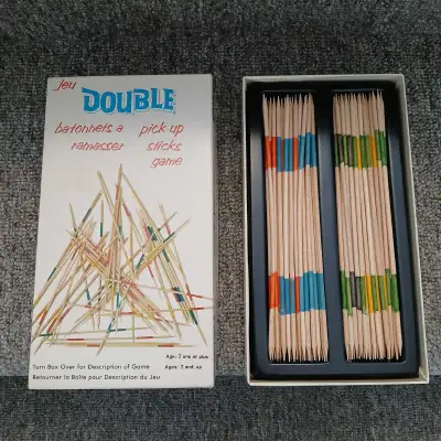 Jeu double pick up sticks vintage en parfaite condition et complet avec les 82 batonnets en bois. Je...