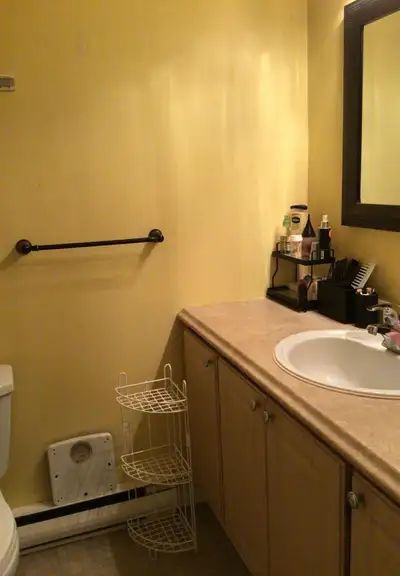 This is a room for rent in Cobourg, Ontario, it is in used condition as shown in the images. This co...