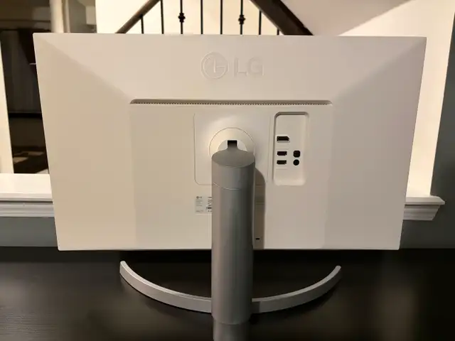 LG 27-inch, 4K UHD Monitor - 27UL650-W in Monitors in Oshawa / Durham Region - Image 5