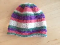 Chapeau laine tricoté à la main Neuf (taille 0-6 mois)