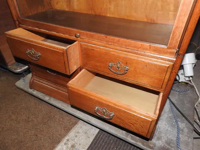 antique barrister bookcase with secretary desk, one lead window in Bookcases & Shelving Units in Hamilton - Image 7