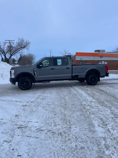2024 F350 XL. 37,000 km 6.7 deisel Longbox 5th wheel package Aftermarket rims (factory rims included...