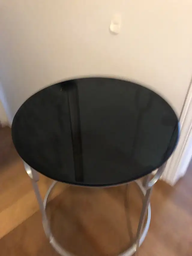 Glass Round Side Table in Other Tables in Longueuil / South Shore - Image 3