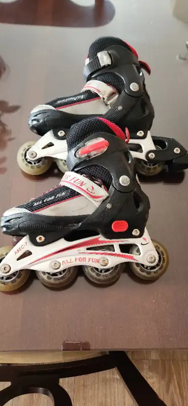 Patins à roues alignées ajustables pour enfant grandeur de 1-3. S'ajuste avec bouton poussoir très f...