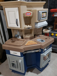 Little Tikes Play Kitchen + Accessories $35 Negotiable