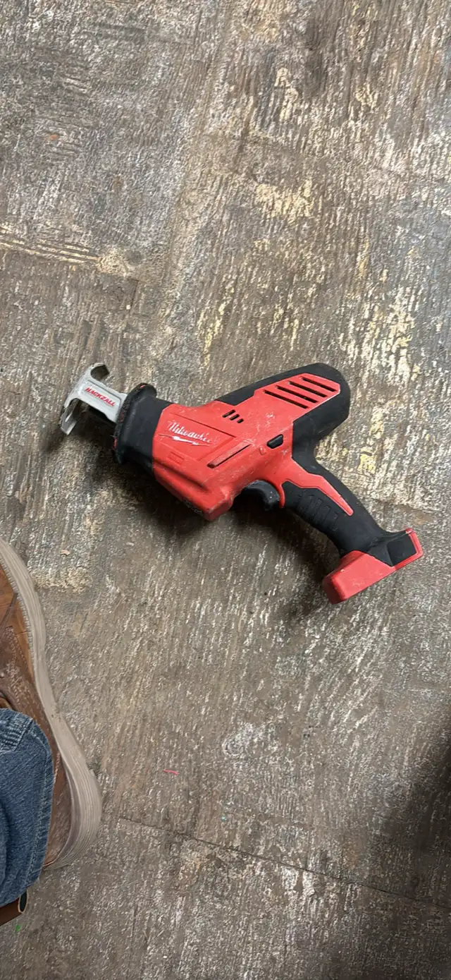 Milwaukee M12 Reciprocating Saw in Power Tools in London - Image 2