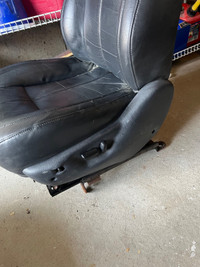 1999-2004 Jeep Grand Cherokee front seats