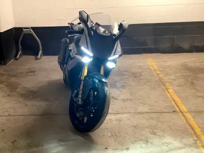 2016 Yamaha YZF-R1M, Carbon Fibre, Ohlins electronic suspensions, De-cat titanium straight pipe, +2...