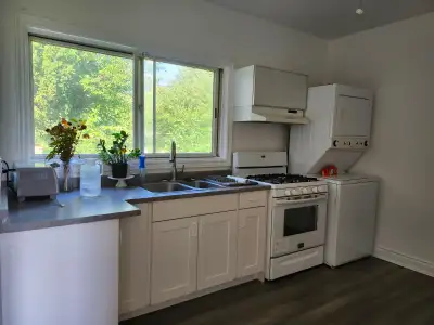 Lovely renovated nanny suit, on a rural property 10 minutes from 401, 15 minutes both to Milton and...