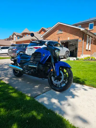 This bike is in very good shape and runs perfectly. No scratches. All fluids were changed last year....