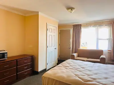 Rent: $925/month, available in April Includes: Heat, Electricity, Hot water, and 1 parking space, Pr...