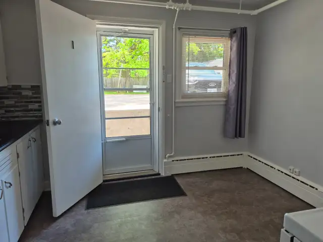 2 BEDROOM IN GANANOQUE $1800 (FIRST MTH FREE) in Long Term Rentals in Kingston - Image 3
