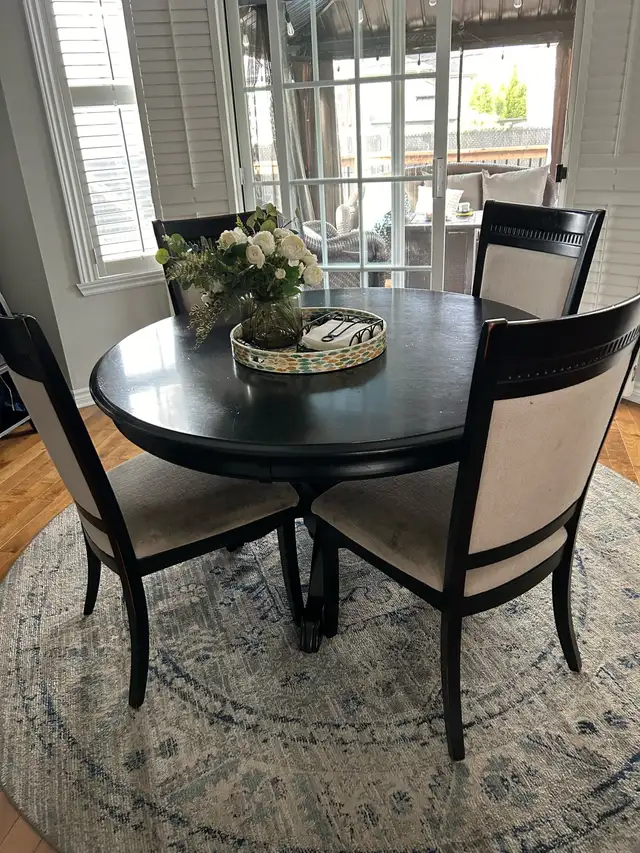 Round Table and 4 Chairs in Dining Tables & Sets in Laval / North Shore - Image 3