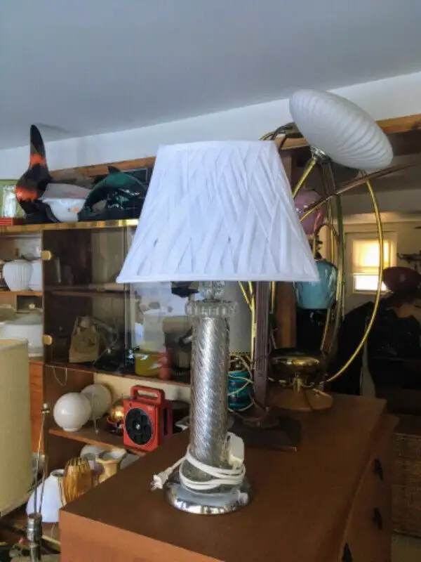 Beautiful vintage Fancy glass lamp in Indoor Lighting & Fans in City of Montréal - Image 2