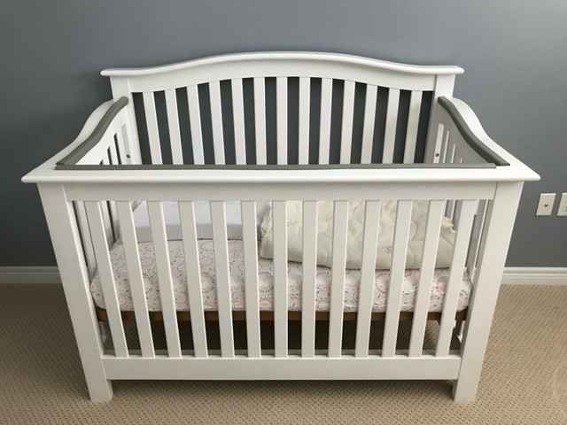 Convertible Crib (crib to full size bed) in Cribs in Markham / York Region