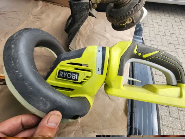 RYOBI 40V 24-inch Lithium-Ion Cordless Hedge Trimmer (Tool Only) in Outdoor Tools & Storage in Windsor Region - Image 9