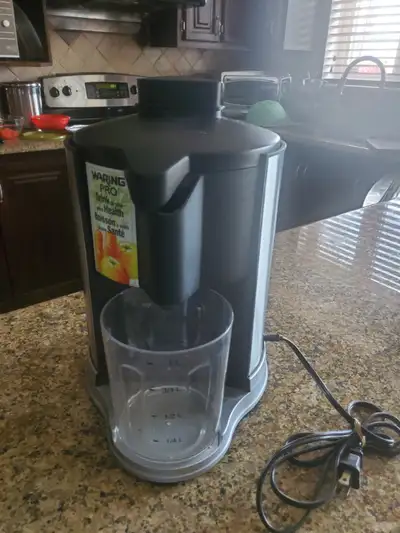 extracteur de jus Warning Pro 400 W. Il a servi deux fois.