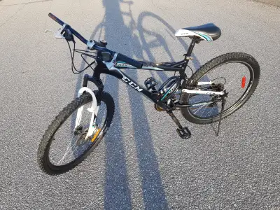 Used bike in great condition , MOUNTAIN 21 speed 26 inch tires Disc brake Suspension Everything work...