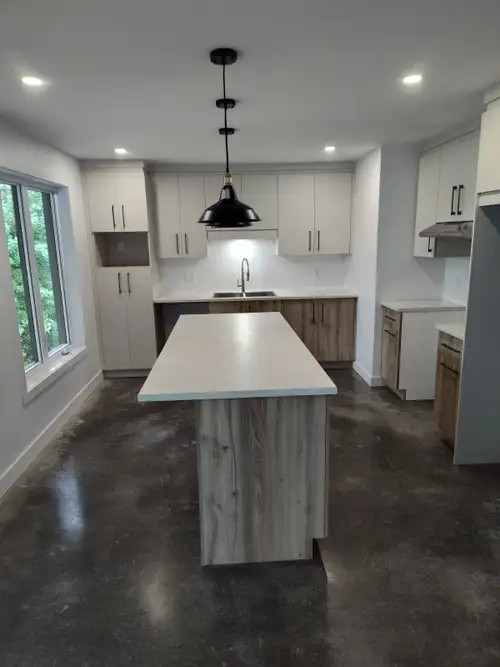 **Mois de juillet gratuit** Joli rez-de-jardin tout neuf dans un duplex sur la rue Mullins à Brompto...