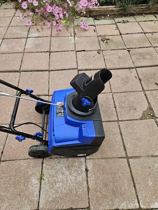 SnowJoe Electric Snow Blower in Snowblowers in City of Toronto - Image 4